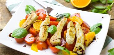 Salade met gegrilde kip en groente